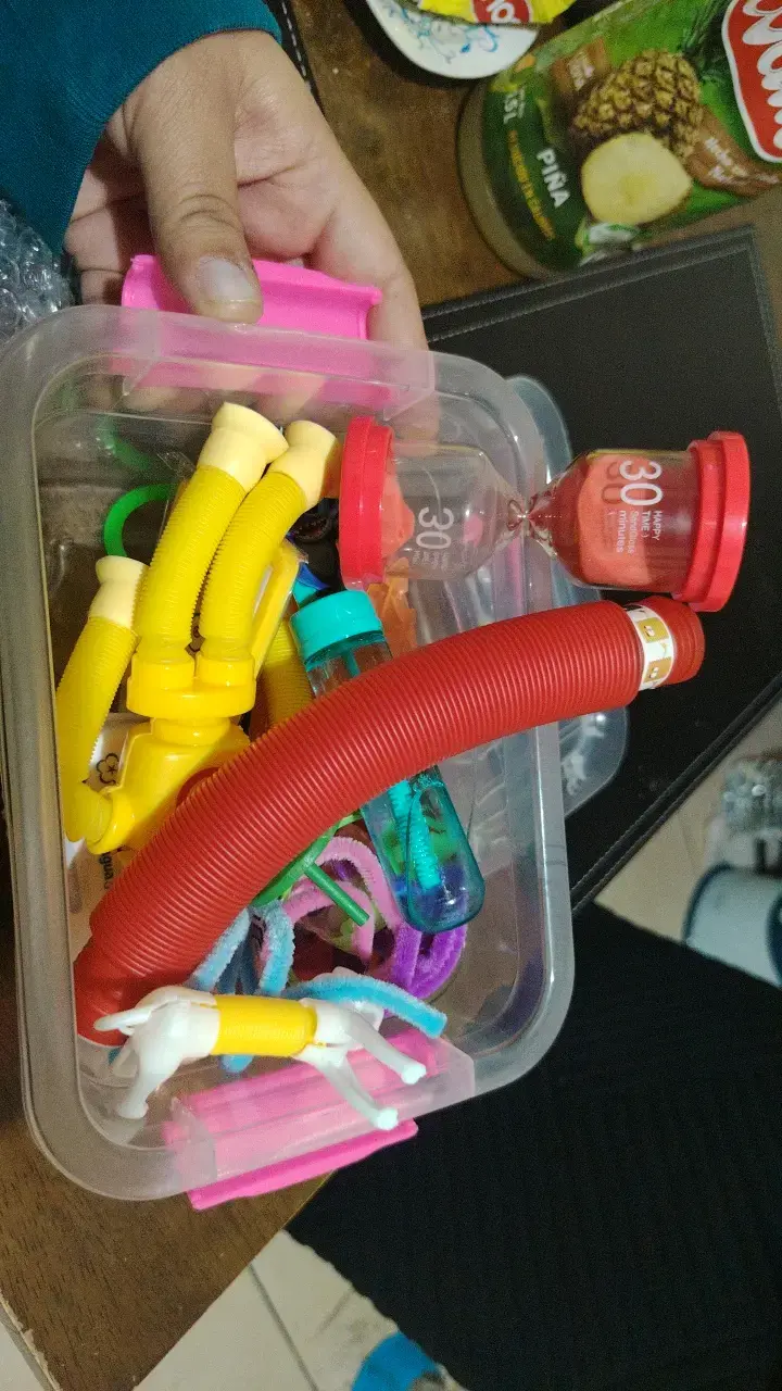 Caja sensorial para niños con juguetes variados - 3