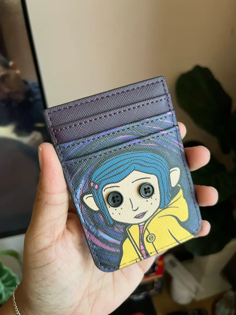 Tarjetero con diseño de Coraline - 1