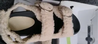 Sandalias de piel sintética beige con hebillas - miniatura 2