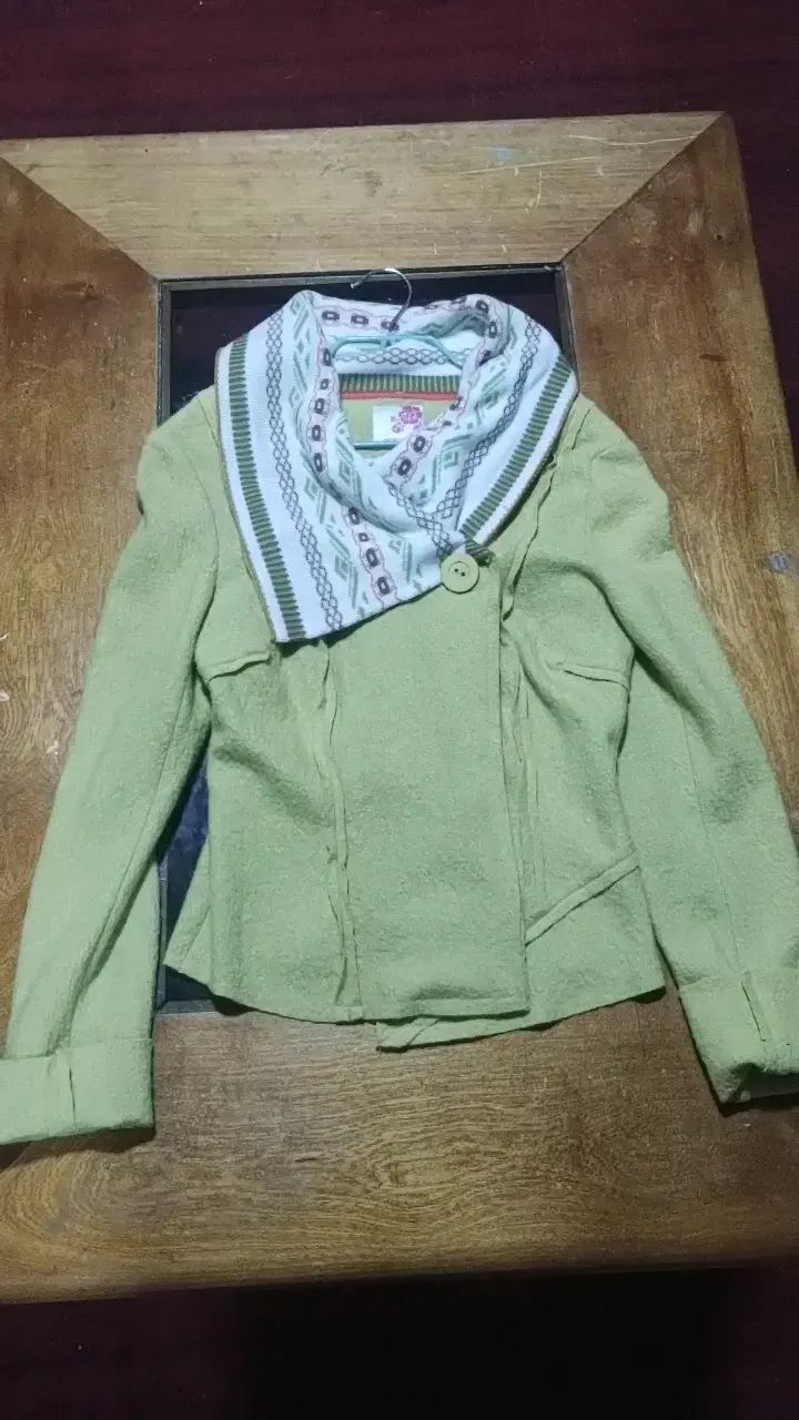 Chaqueta verde Umbralecon cuello tejido para mujer
