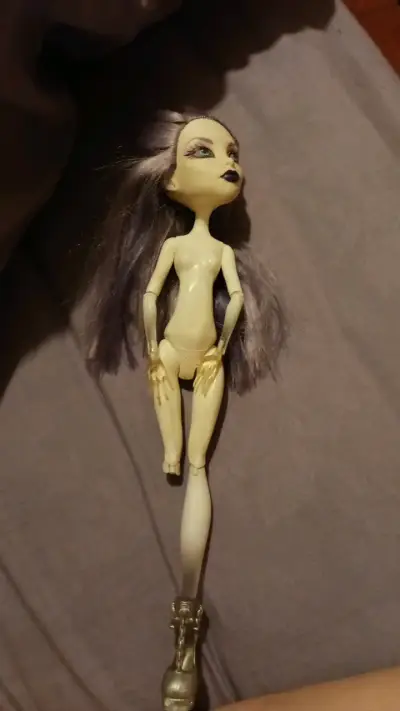 Muñeca articulada estilo Monster High - miniatura 1