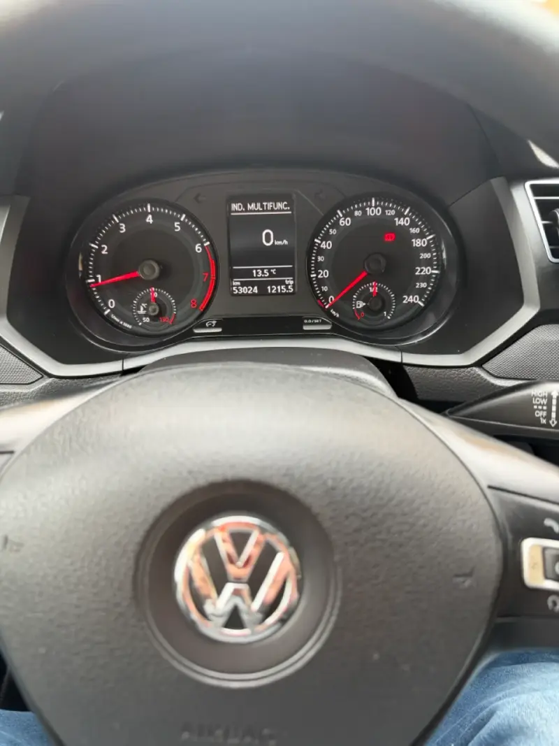 Auto Volkswagen Voyage - 2