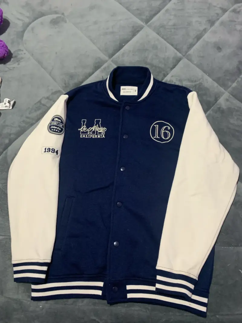 Chaqueta estilo universitario