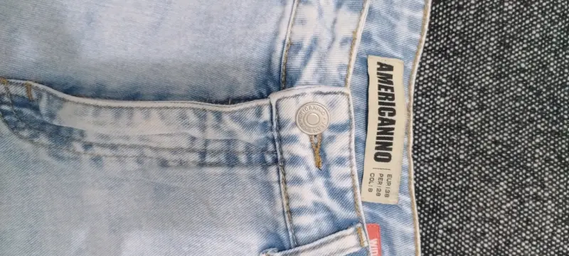 Jeans Americanino claros con diseño desgastado