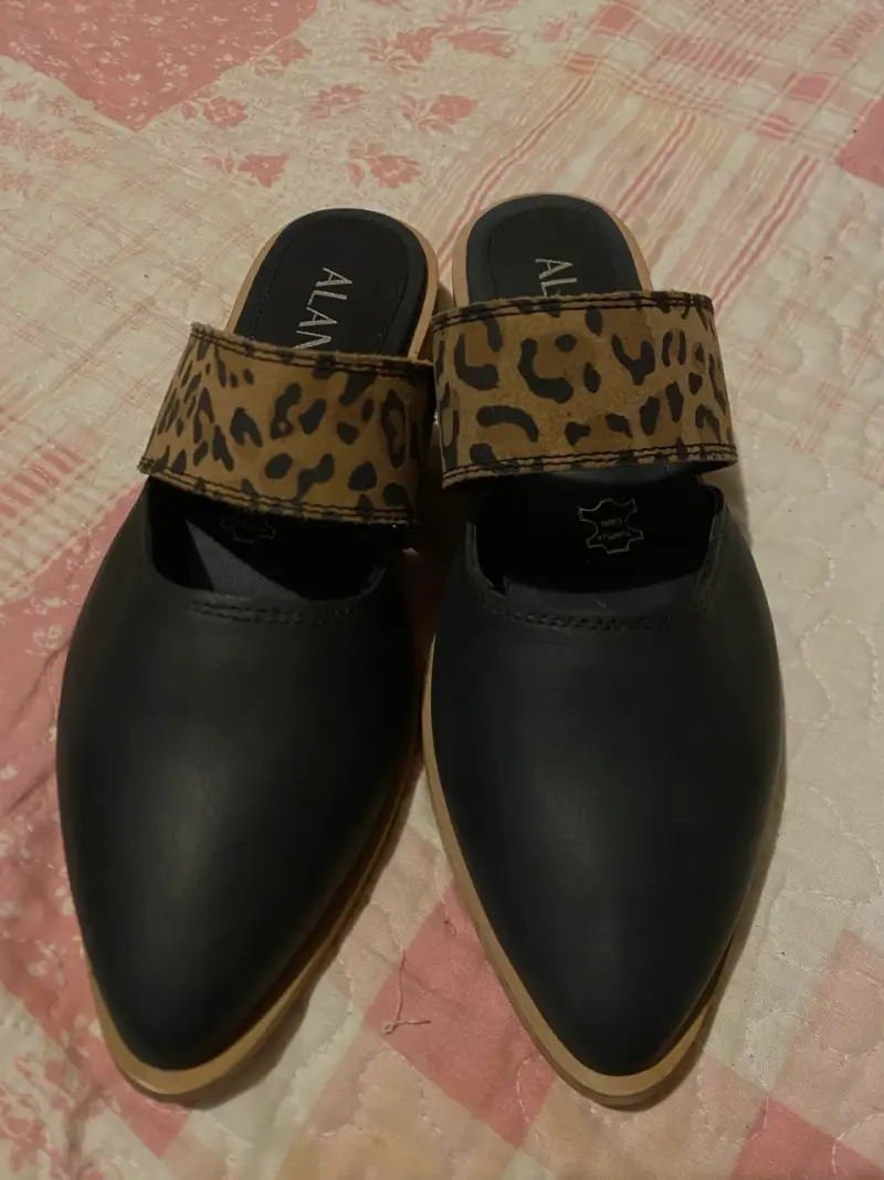 Mules negros con estampado animal print Alaniz