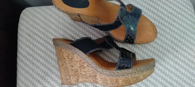 Sandalias de cuña negras con diseño trenzado