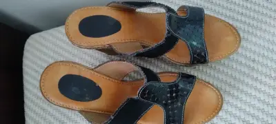 Sandalias de cuña negras con diseño trenzado - miniatura 2