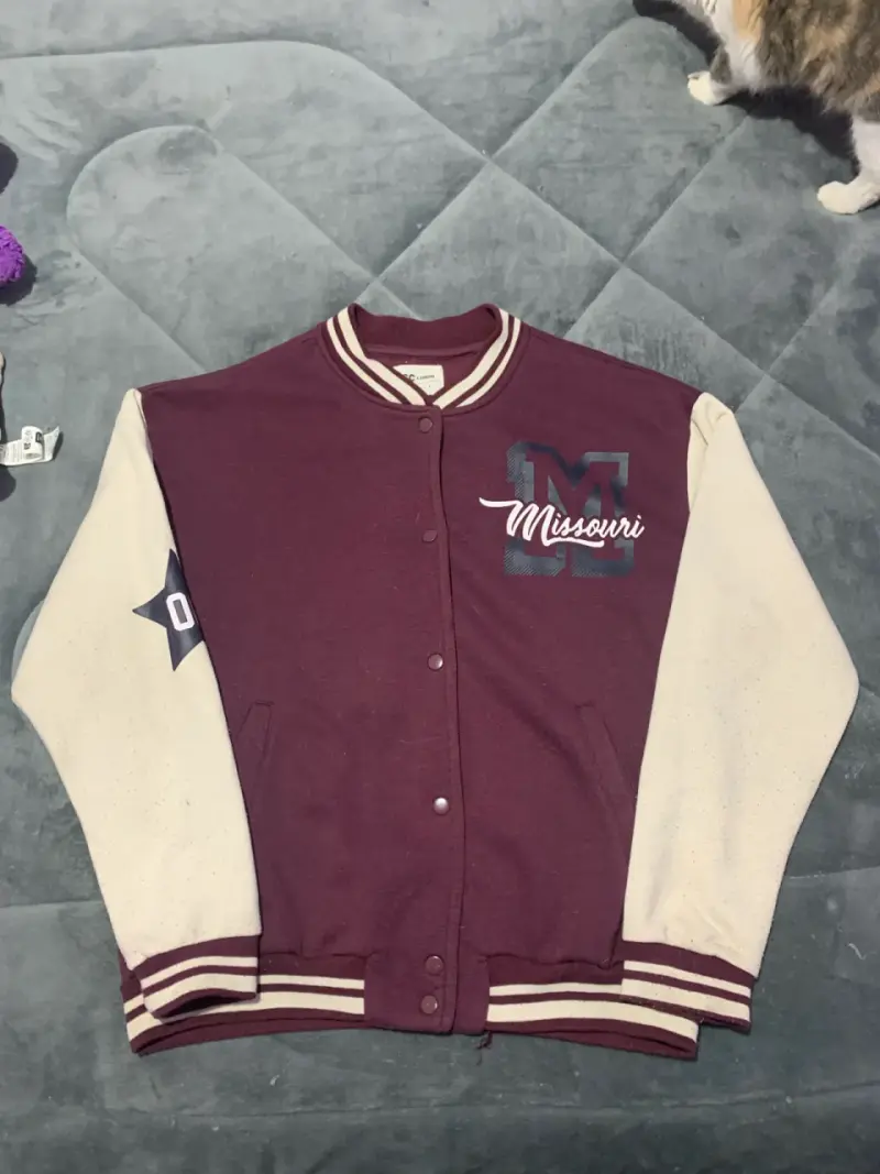 Chaqueta tipo universitaria burdeo