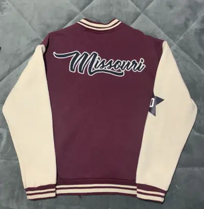 Chaqueta tipo universitaria burdeo - miniatura 2