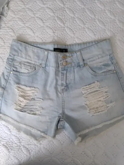 Shorts de mezclilla desgastados para mujer - miniatura 2