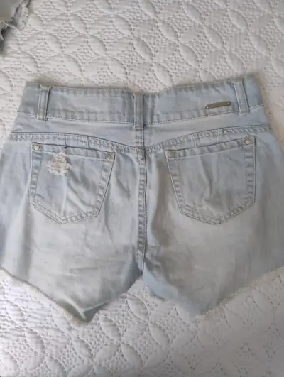 Shorts de mezclilla desgastados para mujer - miniatura 3