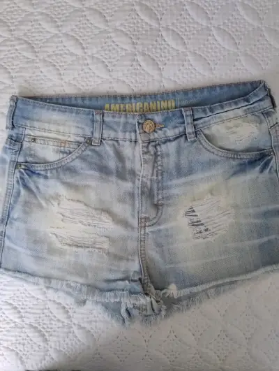 Shorts de mezclilla desgastados para mujer - miniatura 4