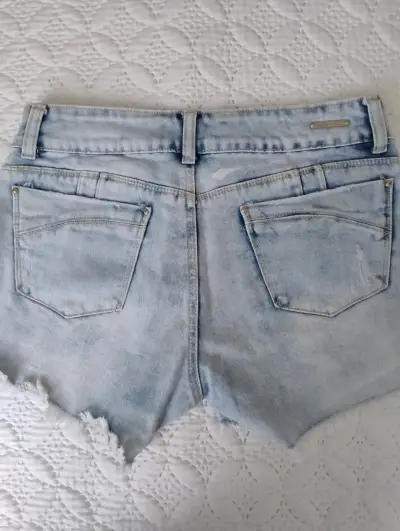 Shorts de mezclilla desgastados para mujer - miniatura 5
