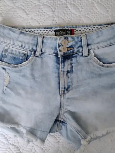 Shorts de mezclilla desgastados para mujer - miniatura 6
