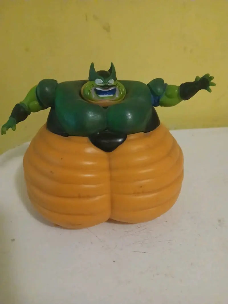 Figura de acción de personaje verde y naranja - 1