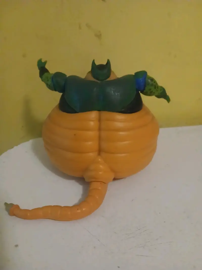 Figura de acción de personaje verde y naranja - 2