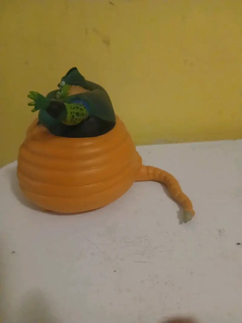 Figura de acción de personaje verde y naranja - 3