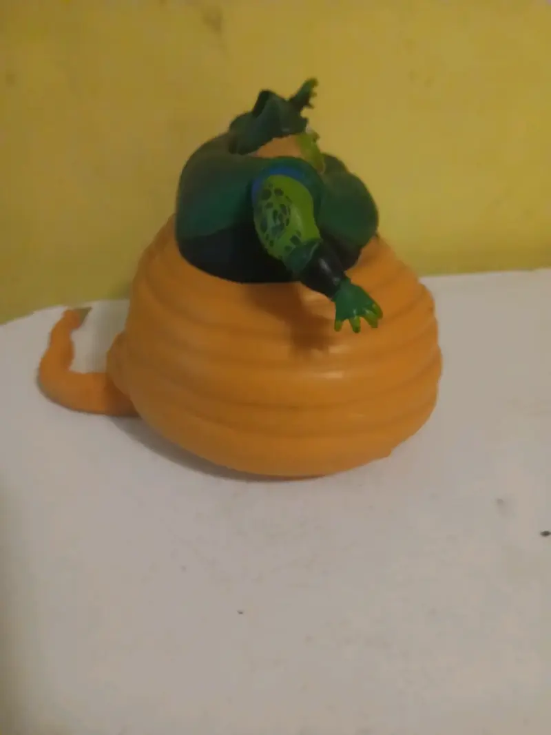 Figura de acción de personaje verde y naranja - 4