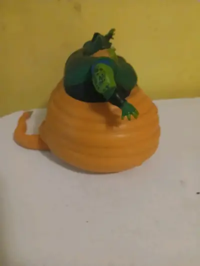 Figura de acción de personaje verde y naranja - miniatura 4