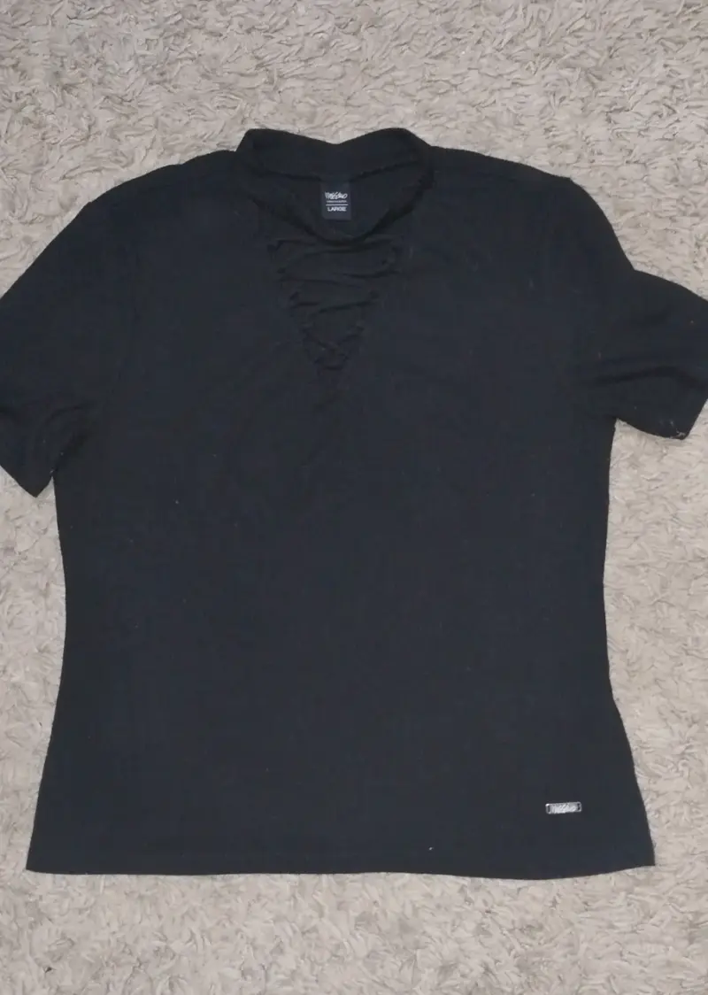 Polera negra con diseño trenzado talla L