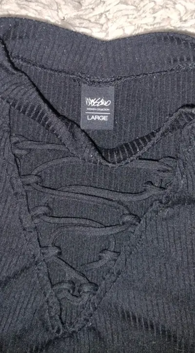 Polera negra con diseño trenzado talla L - miniatura 2