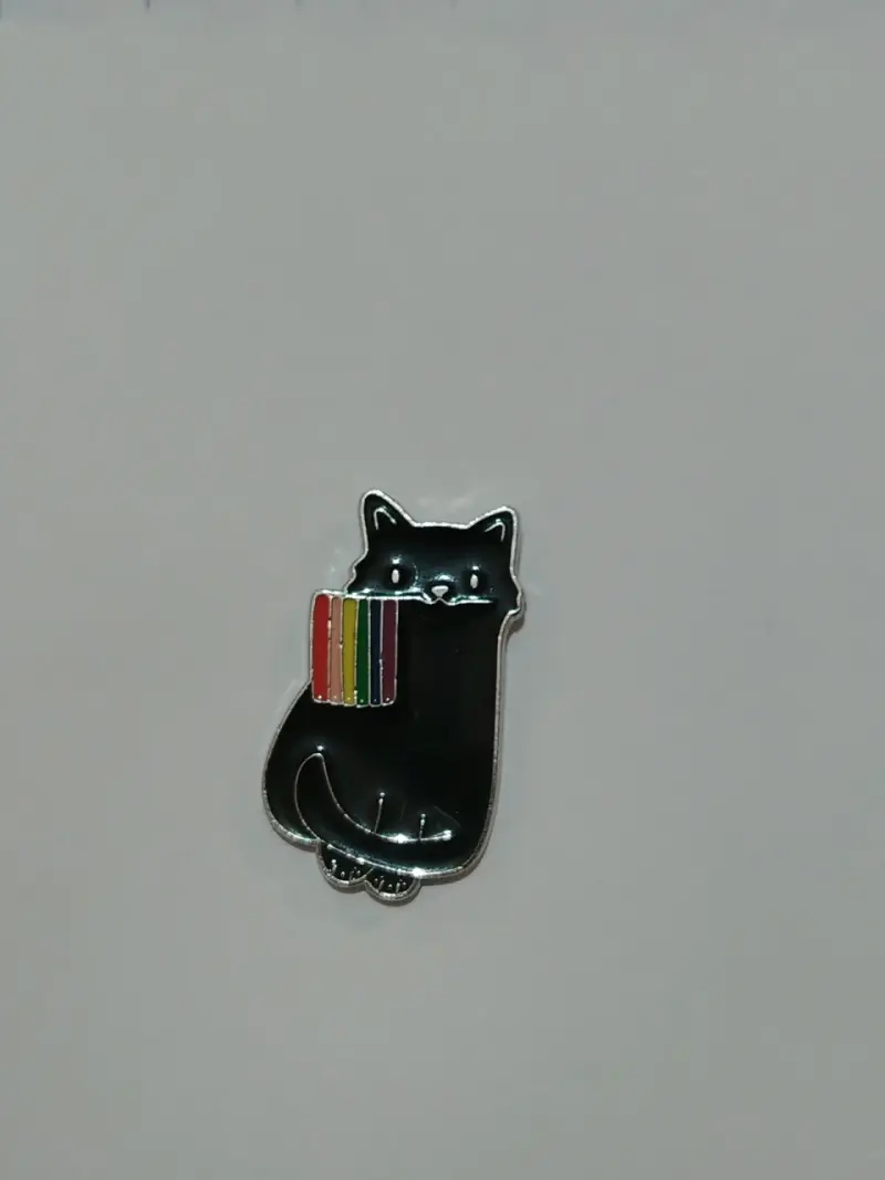 Pin de gato negro con bandera arcoíris