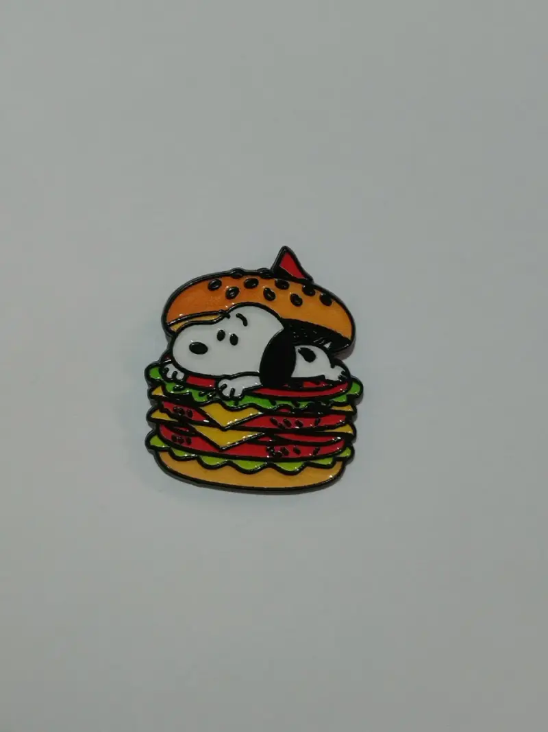 Pin de Snoopy en hamburguesa divertido