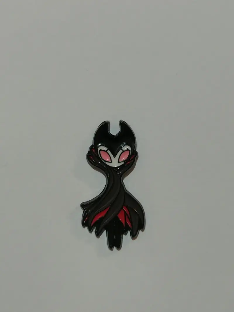Pin de esmalte negro con diseño de personaje