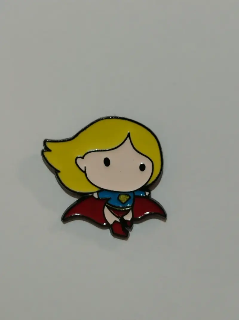 Pin de superhéroe con capa roja y traje azul