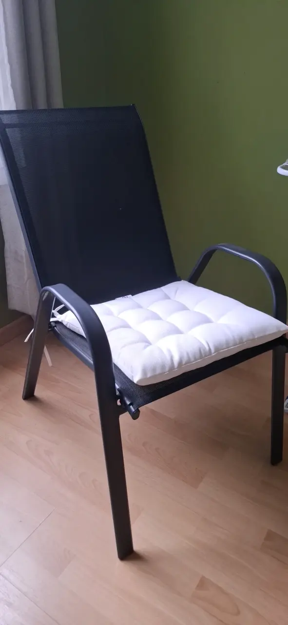 Silla de exterior con cojín blanco - 1
