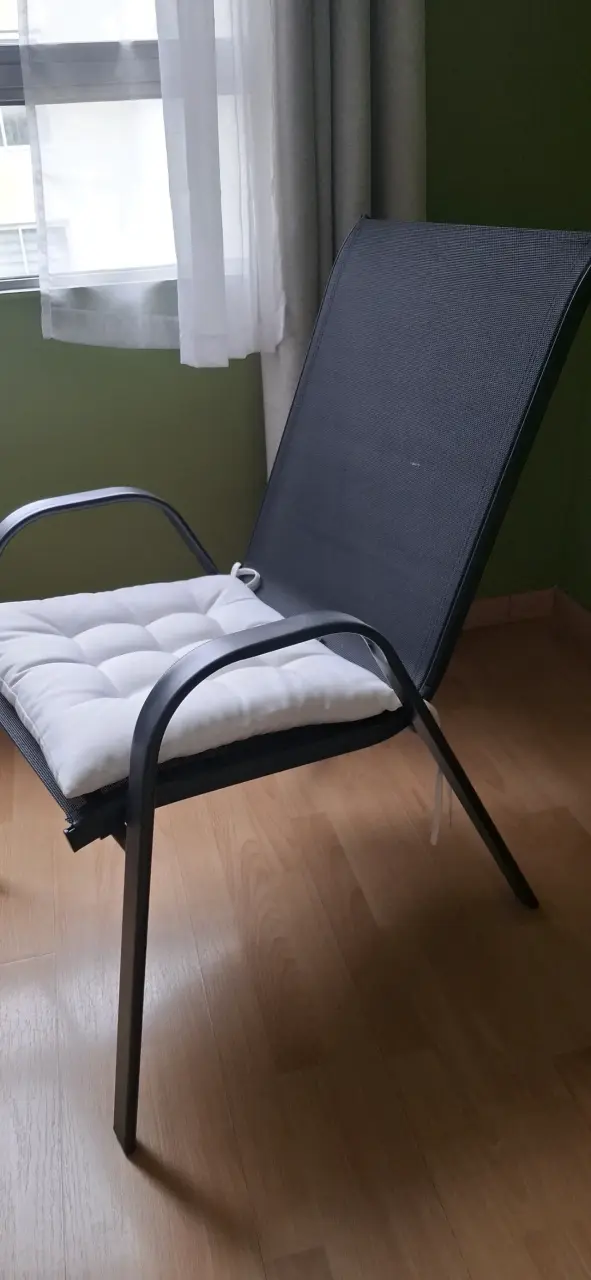 Silla de exterior con cojín blanco - 2