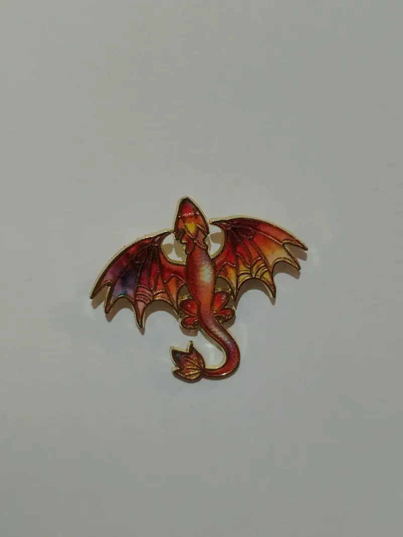 Pin de dragón metálico colorido