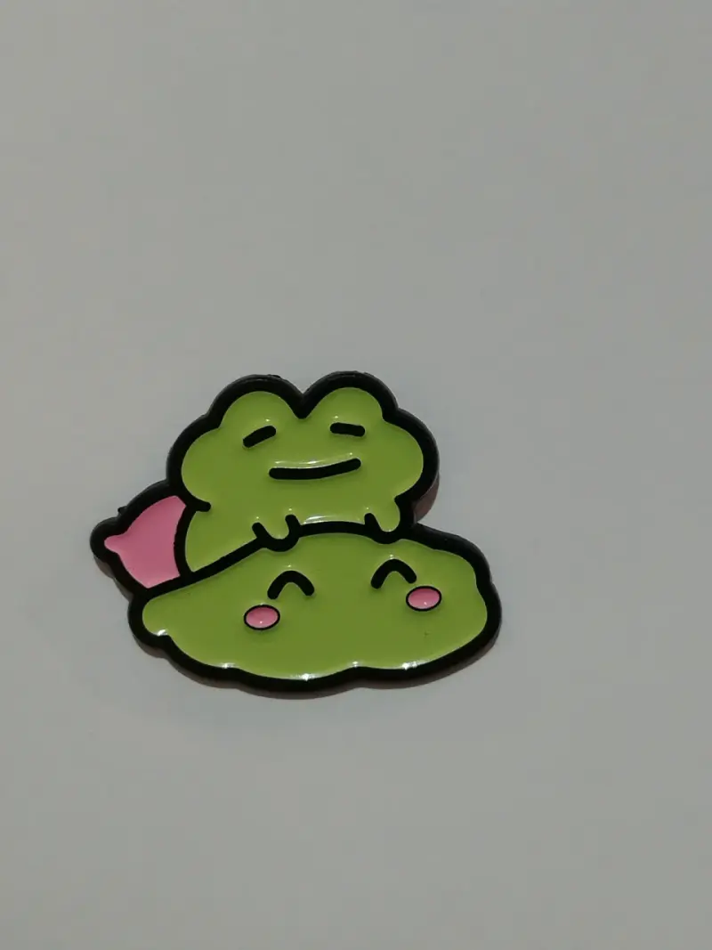 Pin de esmalte con diseño de nubes verdes