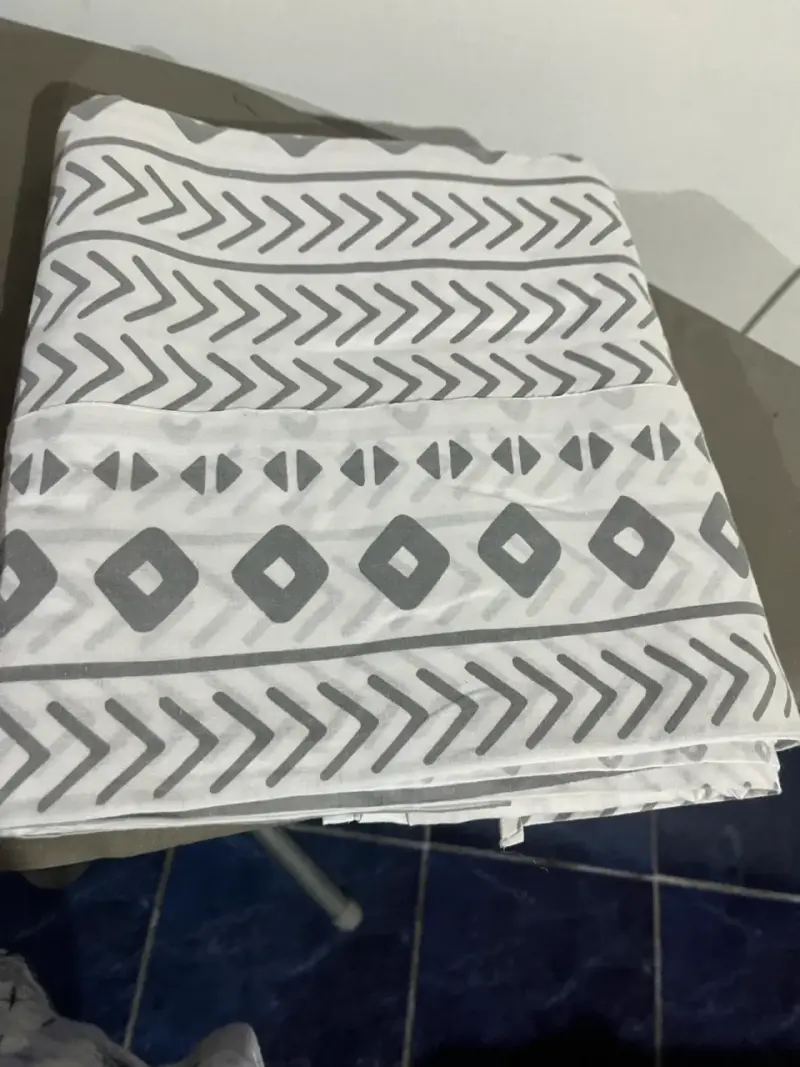 Juego de sábanas estampadas en tonos grises - 2