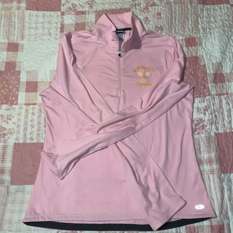 Polerón deportivo rosa con cierre y logo de tenis