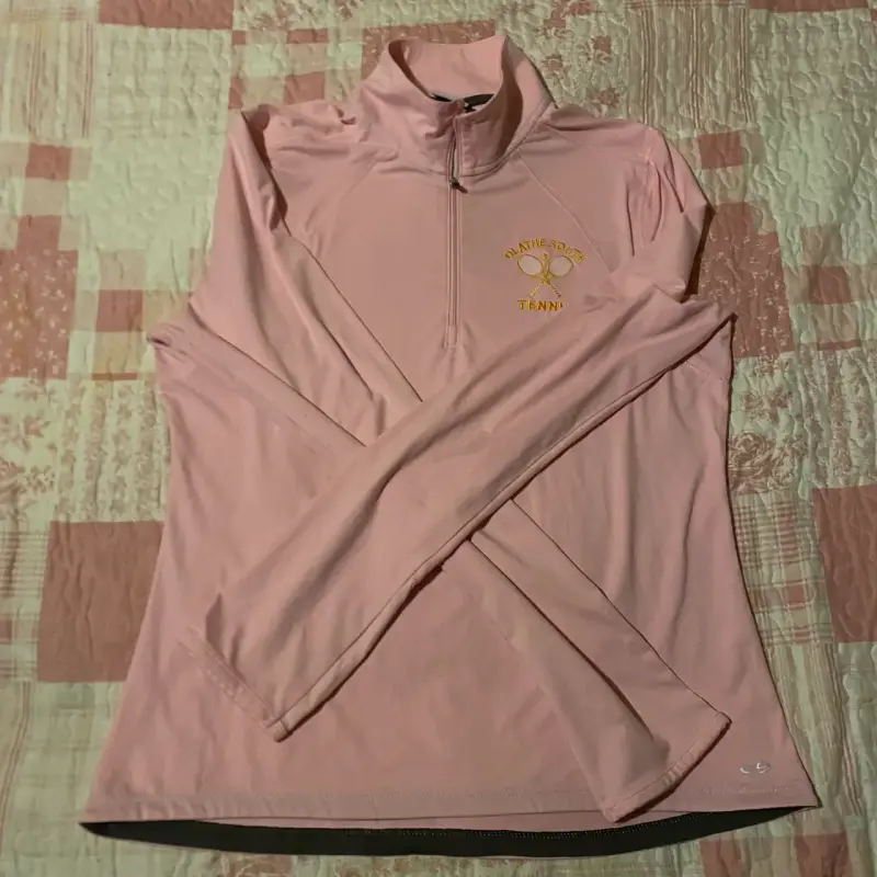 Polerón deportivo rosa con cierre y logo de tenis - 2