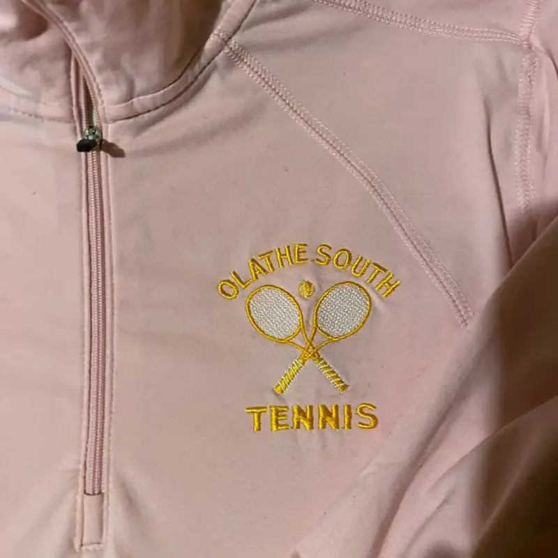 Polerón deportivo rosa con cierre y logo de tenis - 4