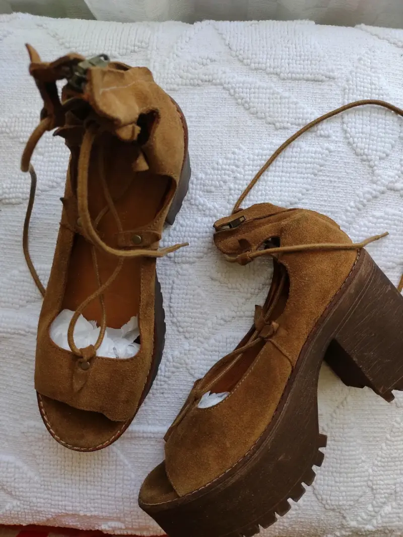 Sandalias de plataforma de gamuza marrón