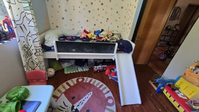 Cama infantil con tobogán y pizarra - 1