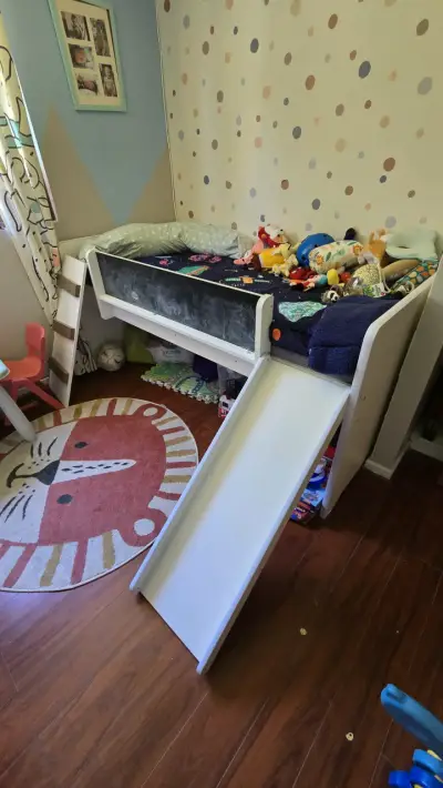 Cama infantil con tobogán y pizarra - miniatura 2