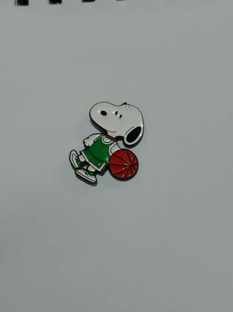 Pin de Snoopy jugando baloncesto
