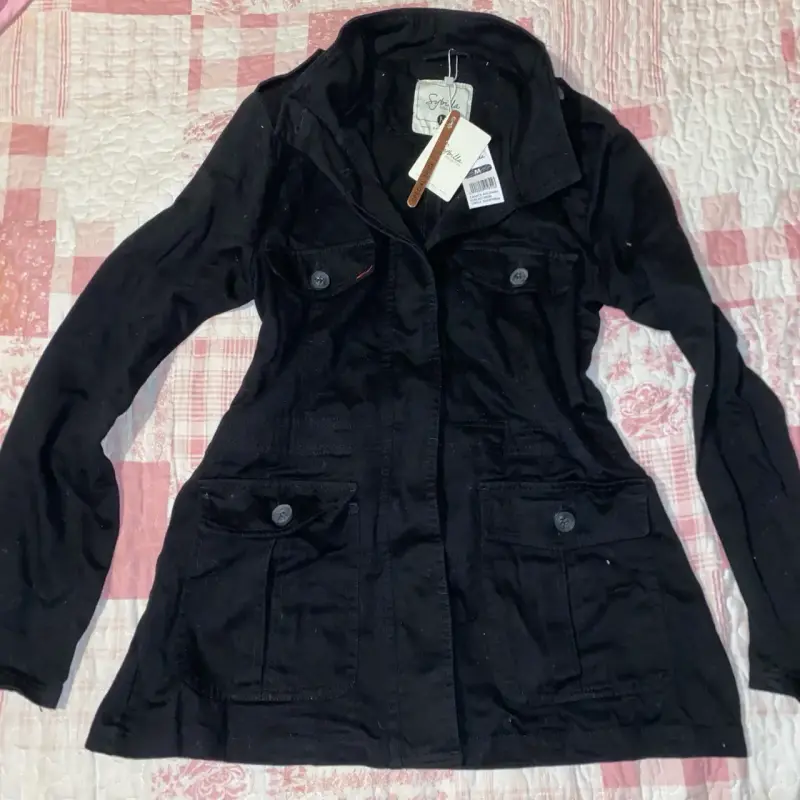 Chaqueta negra Sybilla con diseño mágico
