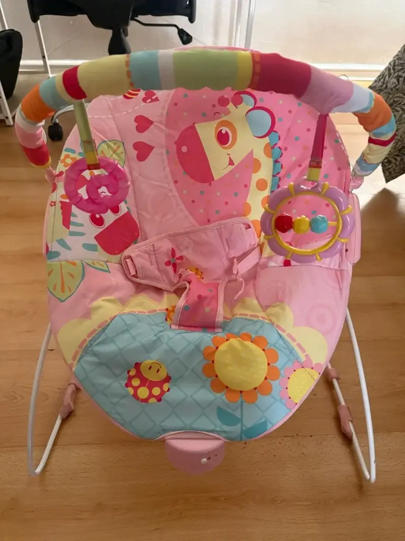 Silla mecedora para bebé con juguetes colgantes - 1