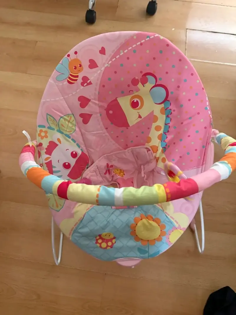 Silla mecedora para bebé con juguetes colgantes - 2