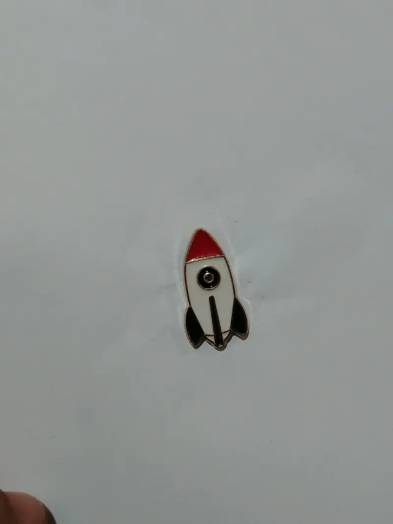 Pin de solapa cohete metálico