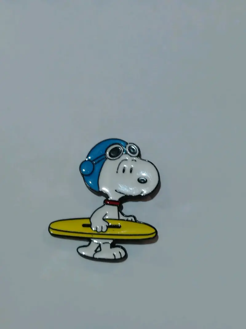 Pin de Snoopy surfista con gorra azul