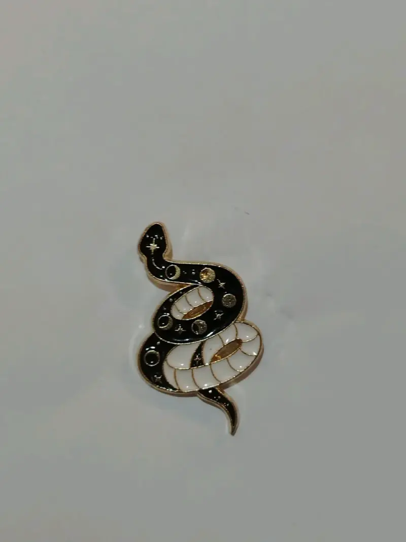 Pin de serpiente en esmalte negro y dorado