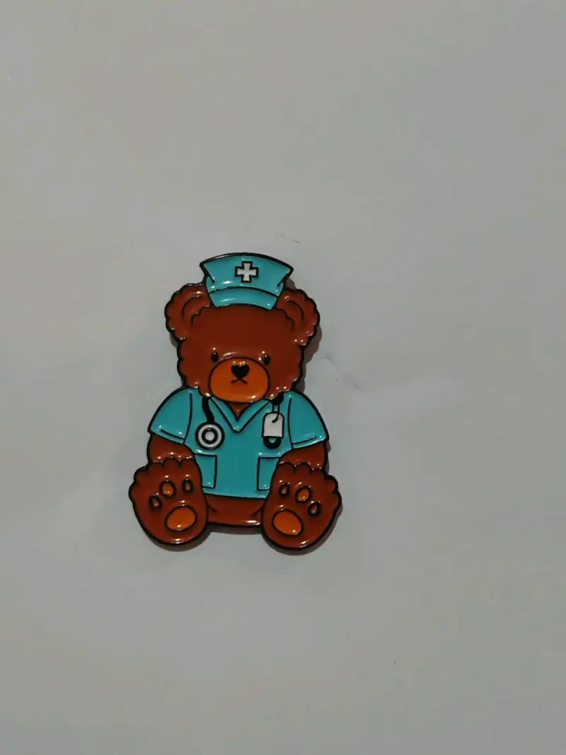 Pin de oso enfermero para uniforme