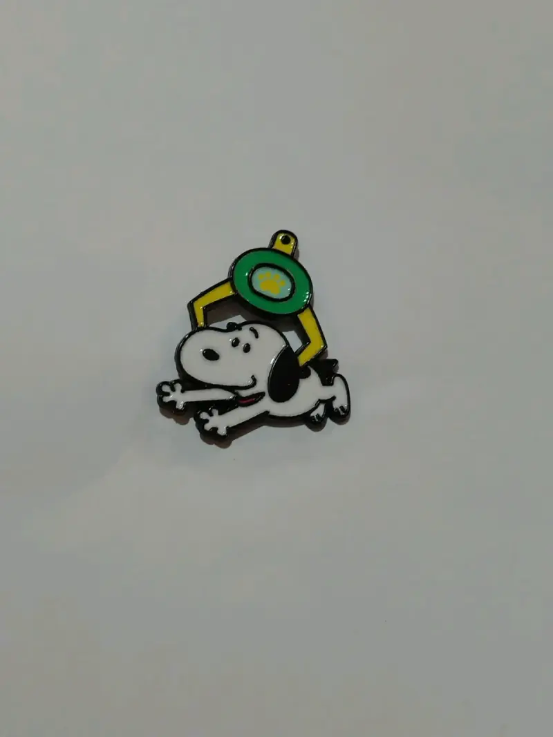 Pin de colección Snoopy con casco espacial