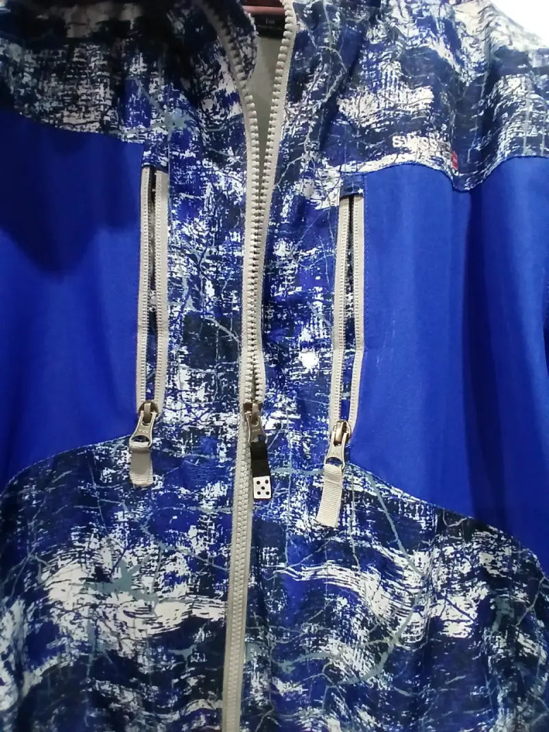 Chaqueta impermeable azul con diseño abstracto - 1